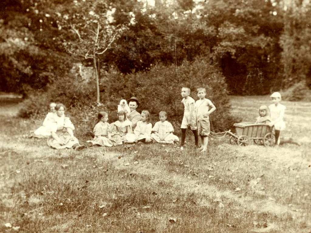 A Brenner család gyerekei rokonokkal, játék közben, Palics (?), 1898