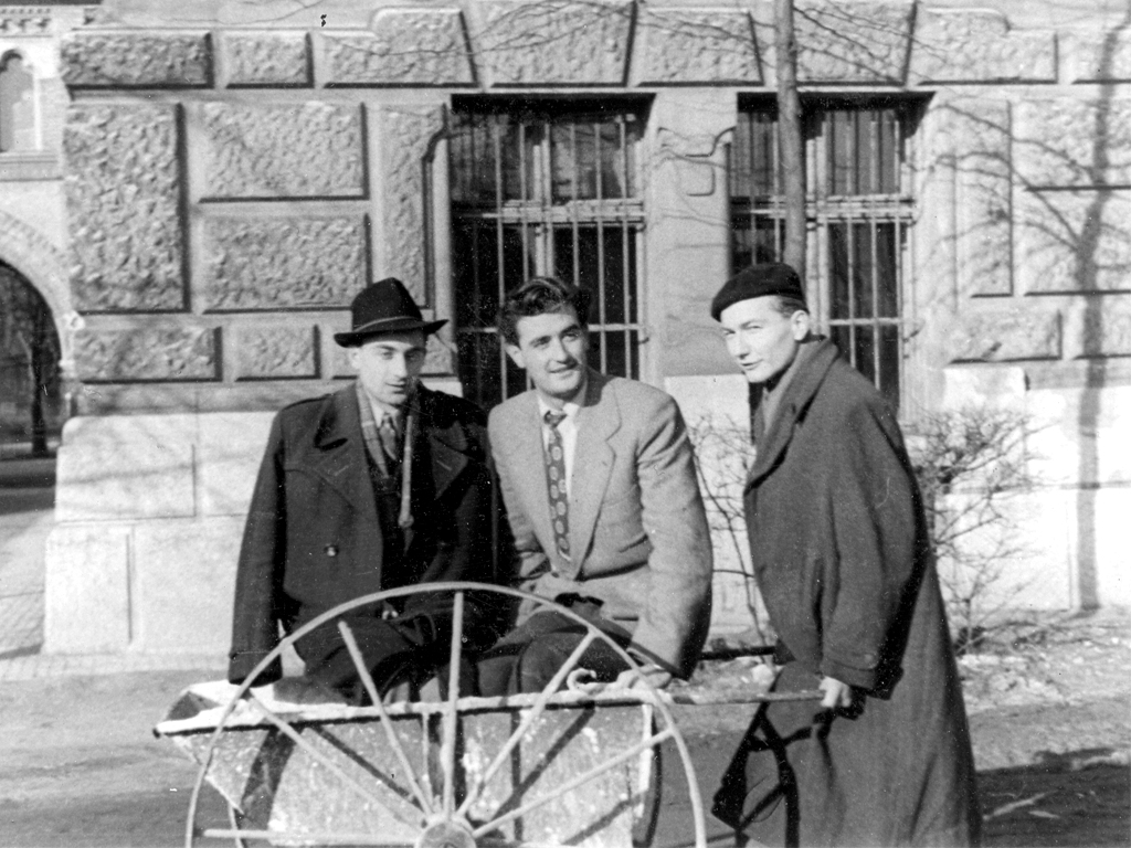 Építőmérnök hallgatók az egyetem udvarán, 1955. ősz