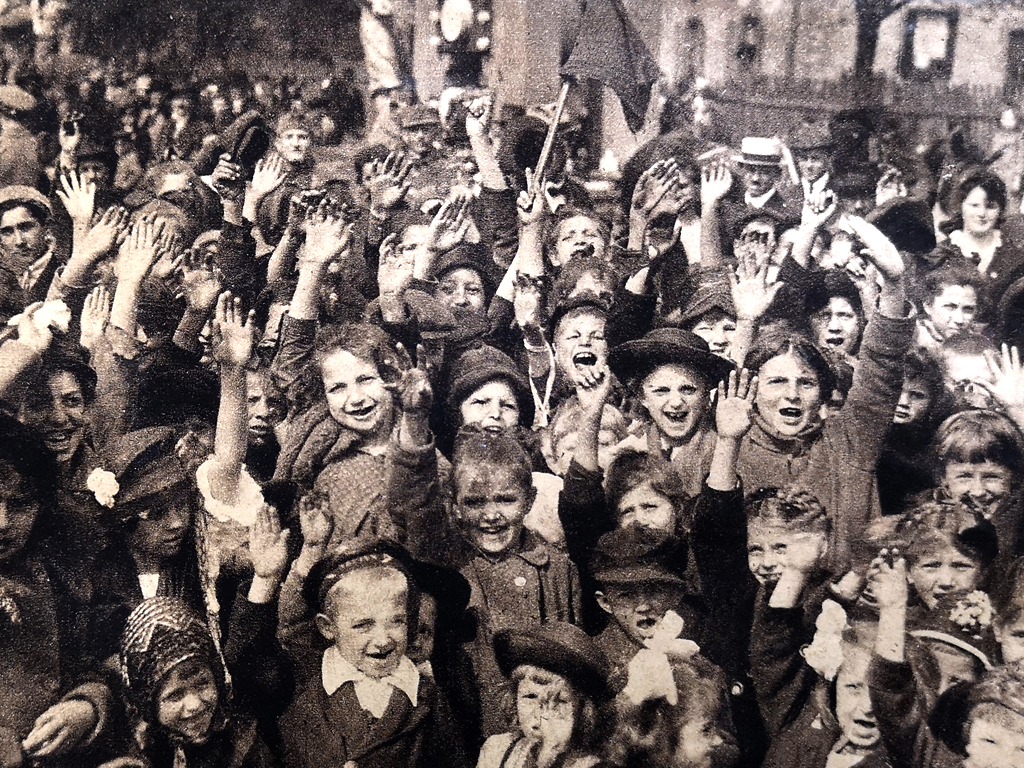 mutatványosok előtt örülnek a kis proletárok. Vajda Manó felvétele az 1919. A vörös május albumban