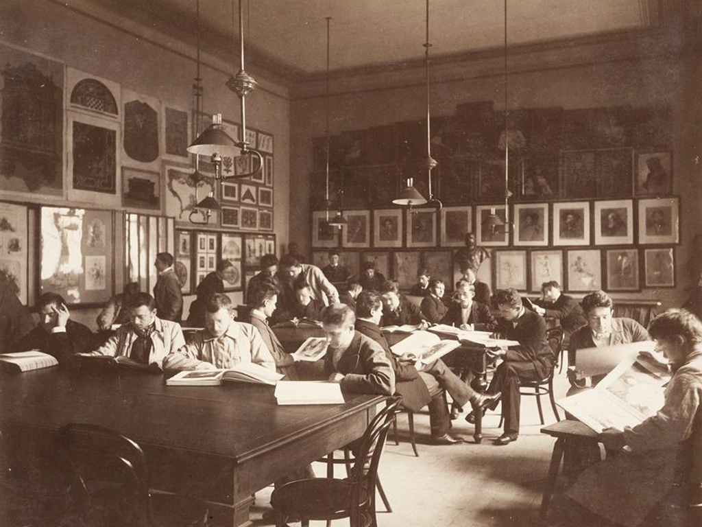 férfiak könyvtári olvasóterme. A háttérben a falakon a kiállításokon bemutatott képek egy csoportja. Az 1900-as Párizsi Világkiállításra készített albumból.